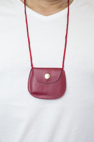 LEAS Kinder Brustbeutel aus Echt-Leder mit Druckknopf und verstellbarem Umhängeband perfekt für Schule und Kindergarten 9x7,5x1cm (BxHxT) (rot)